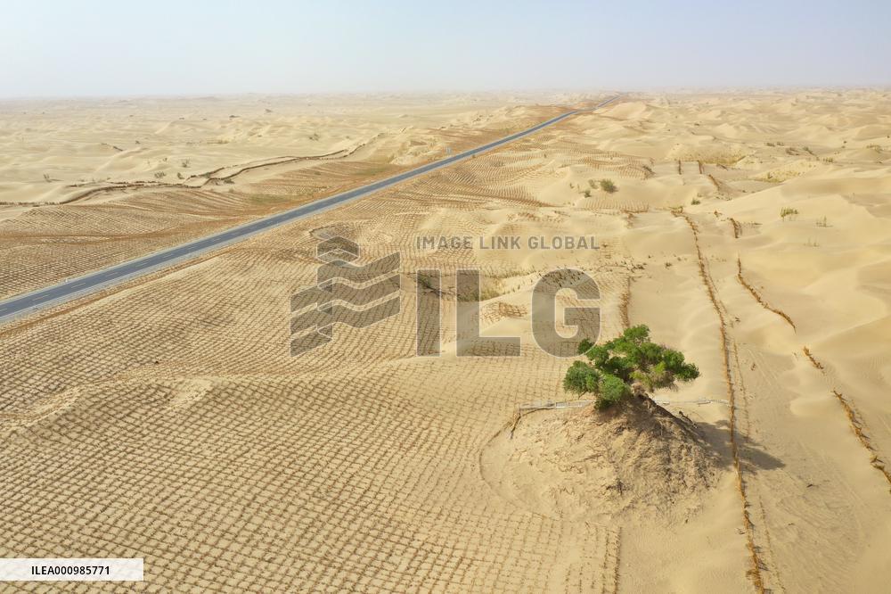 CHINA-XINJIANG-TAKLIMAKAN DESERT-NEW HIGHWAY (CN)