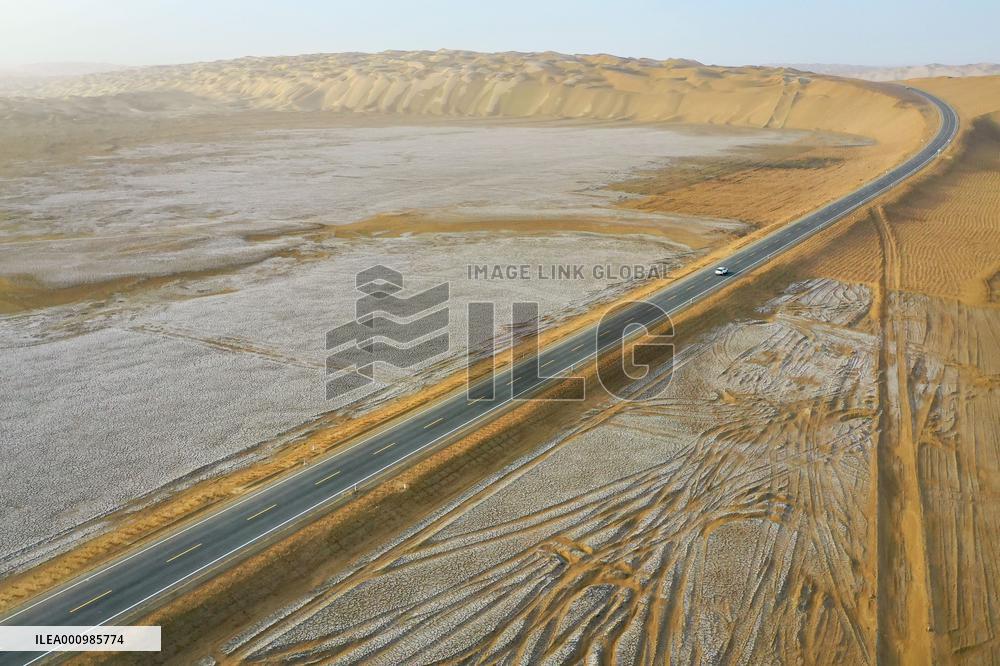 CHINA-XINJIANG-TAKLIMAKAN DESERT-NEW HIGHWAY (CN)