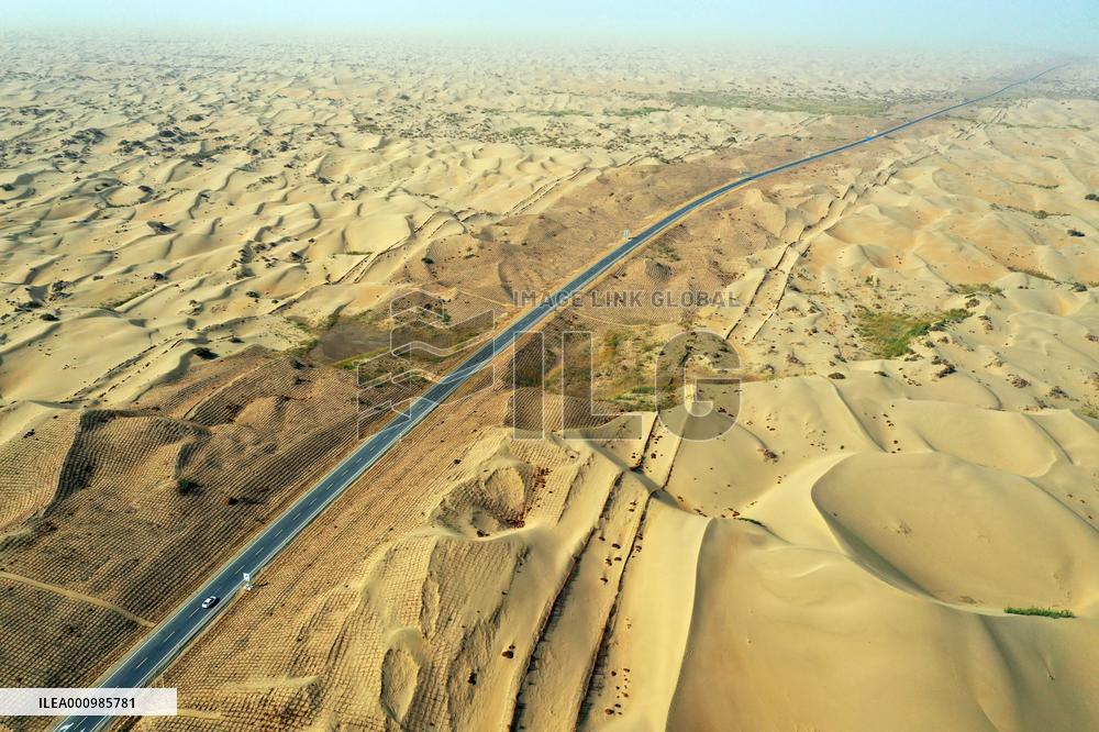 CHINA-XINJIANG-TAKLIMAKAN DESERT-NEW HIGHWAY (CN)