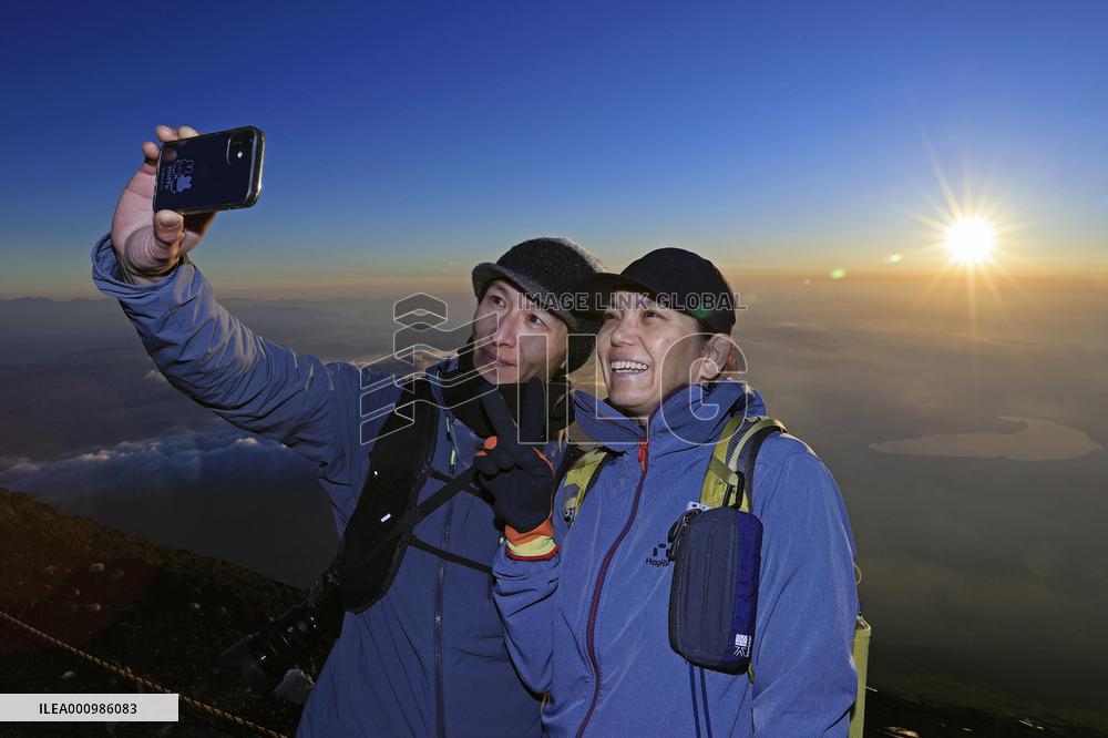 Mt. Fuji reopens for climbers