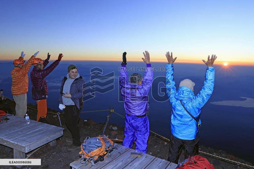 Mt. Fuji reopens for climbers