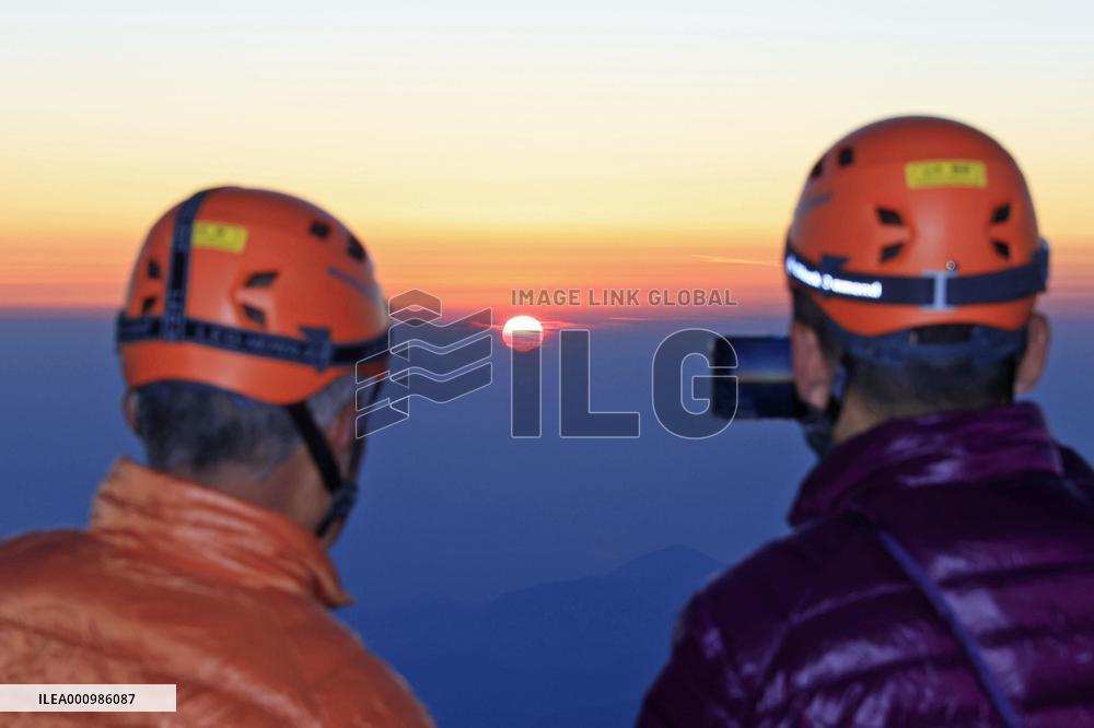 Mt. Fuji reopens for climbers