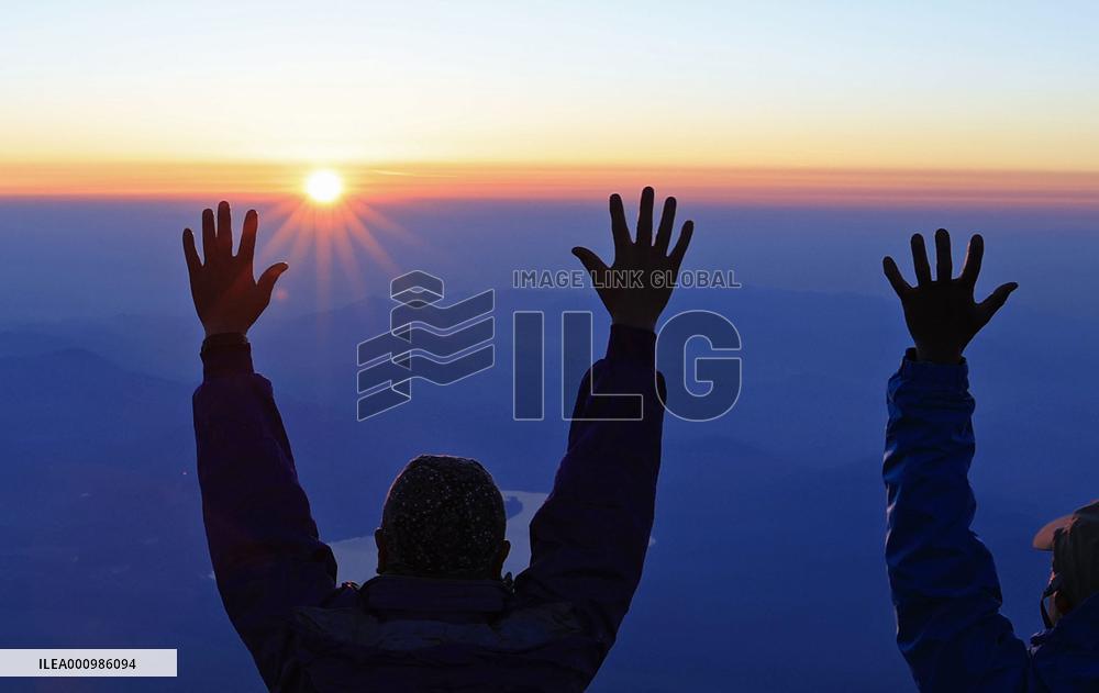 Mt. Fuji reopens for climbers