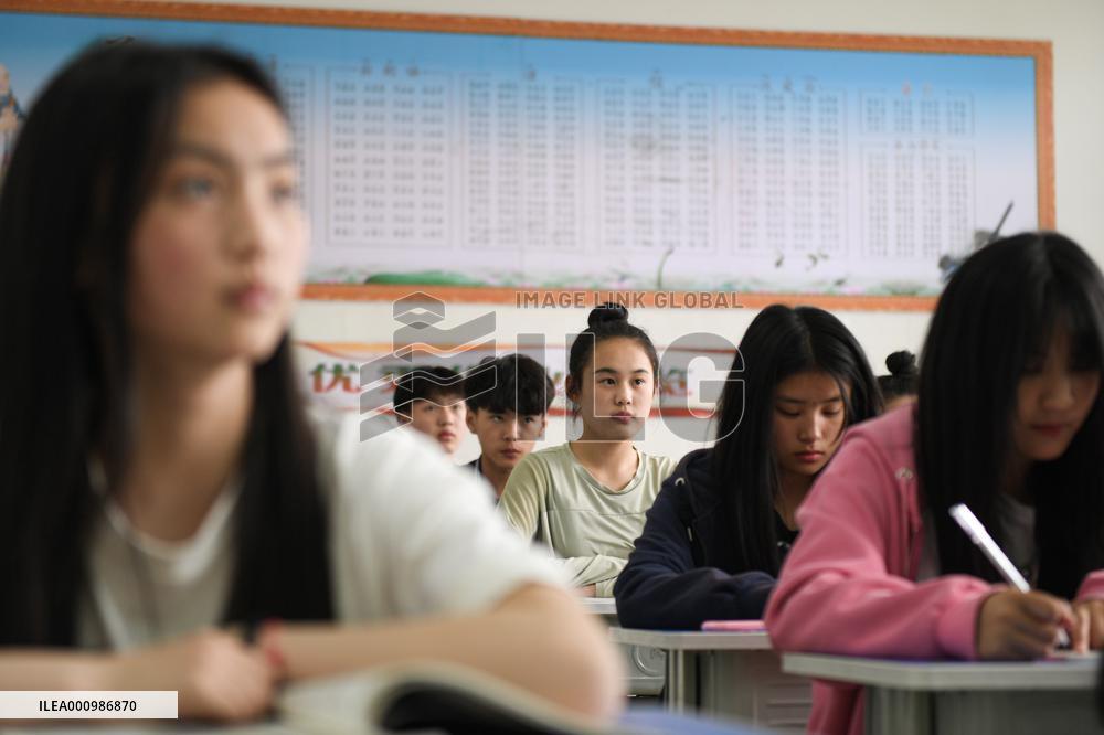 CHINA-HENAN-PUYANG-FEMALE ACROBATICS TEAM-GLOBE OF DEATH (CN)