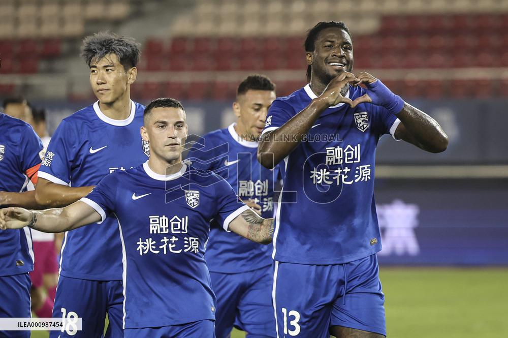(SP)CHINA-DALIAN-FOOTBALL-CSL-WUHAN THREE TOWNS VS SHANGHAI SHENHUA (CN)