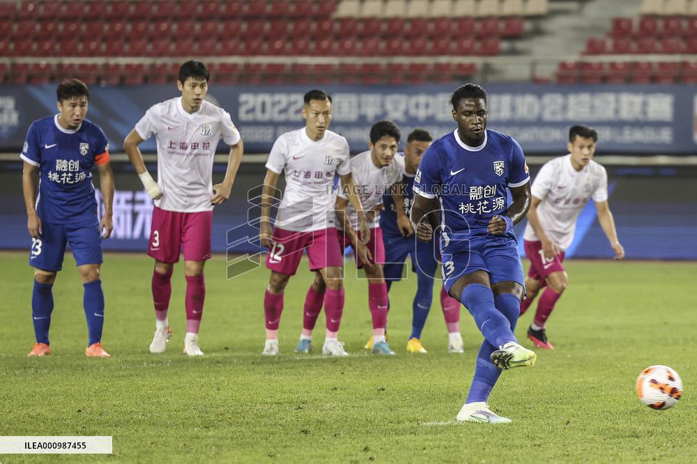 (SP)CHINA-DALIAN-FOOTBALL-CSL-WUHAN THREE TOWNS VS SHANGHAI SHENHUA (CN)