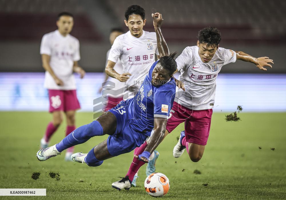 (SP)CHINA-DALIAN-FOOTBALL-CSL-WUHAN THREE TOWNS VS SHANGHAI SHENHUA (CN)
