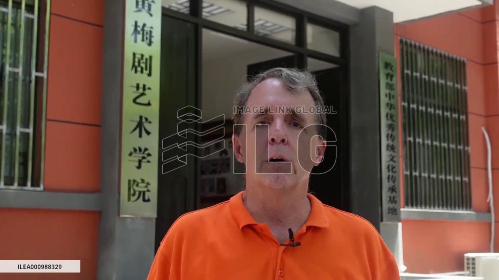 American teacher learns Huangmei Opera in China's Anhui