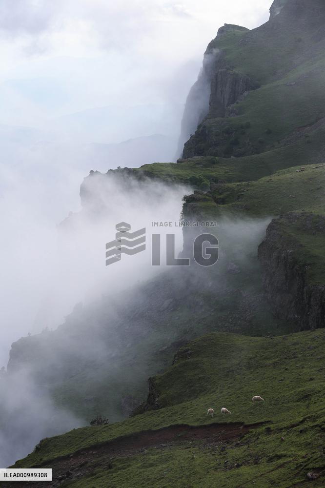 CHINA-SICHUAN-MOUNT LONGTOU-CLOUDS (CN)