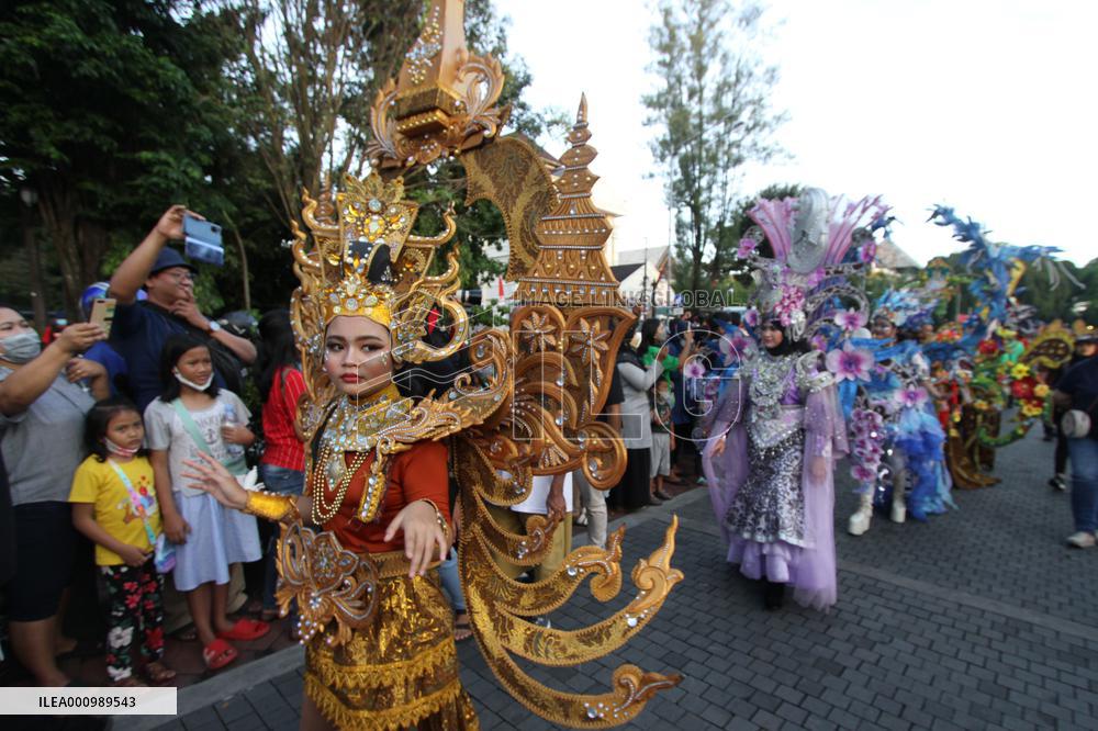 INDONESIA-SURAKARTA-SOLO BATIK CARNIVAL-FESTIVAL