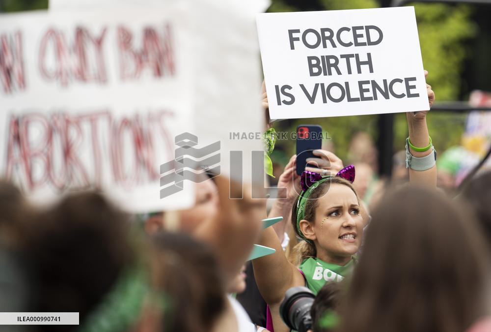 Xinhua Headlines: U.S. backsliding on women's rights underscores systemic flaws