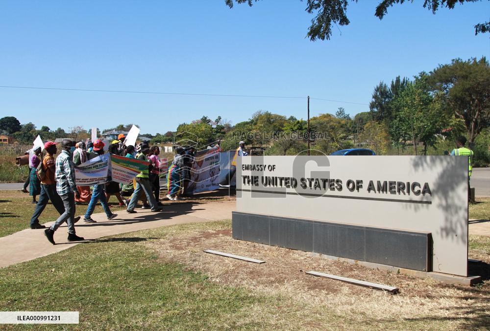 Xinhua Headlines: Two-decade-old U.S. sanctions leave Zimbabweans suffering, triggering protests