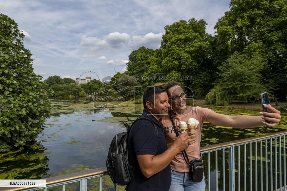 BRITAIN-LONDON-HOT WEATHER