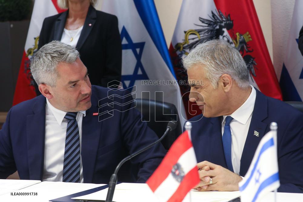 MIDEAST-JERUSALEM-PM-AUSTRIAN CHANCELLOR-SIGNING CEREMONY