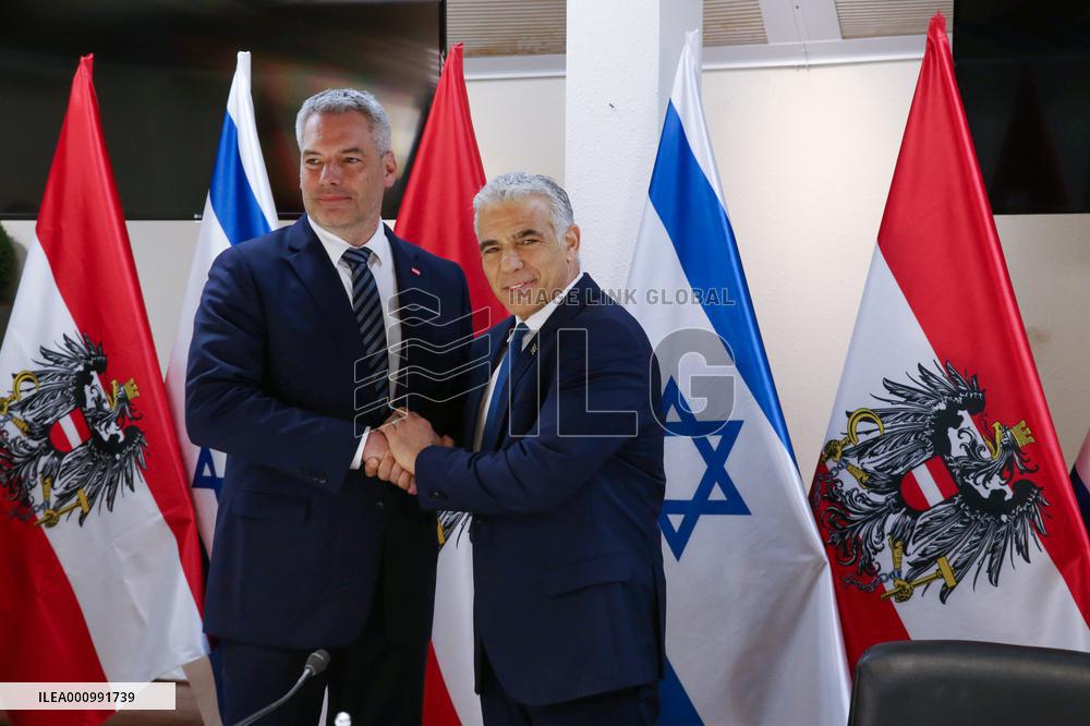 MIDEAST-JERUSALEM-PM-AUSTRIAN CHANCELLOR-SIGNING CEREMONY