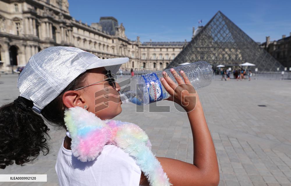 FRANCE-HEATWAVE-DAILY LIFE