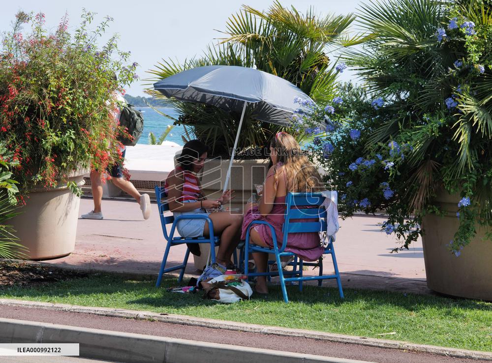 FRANCE-HEATWAVE-DAILY LIFE