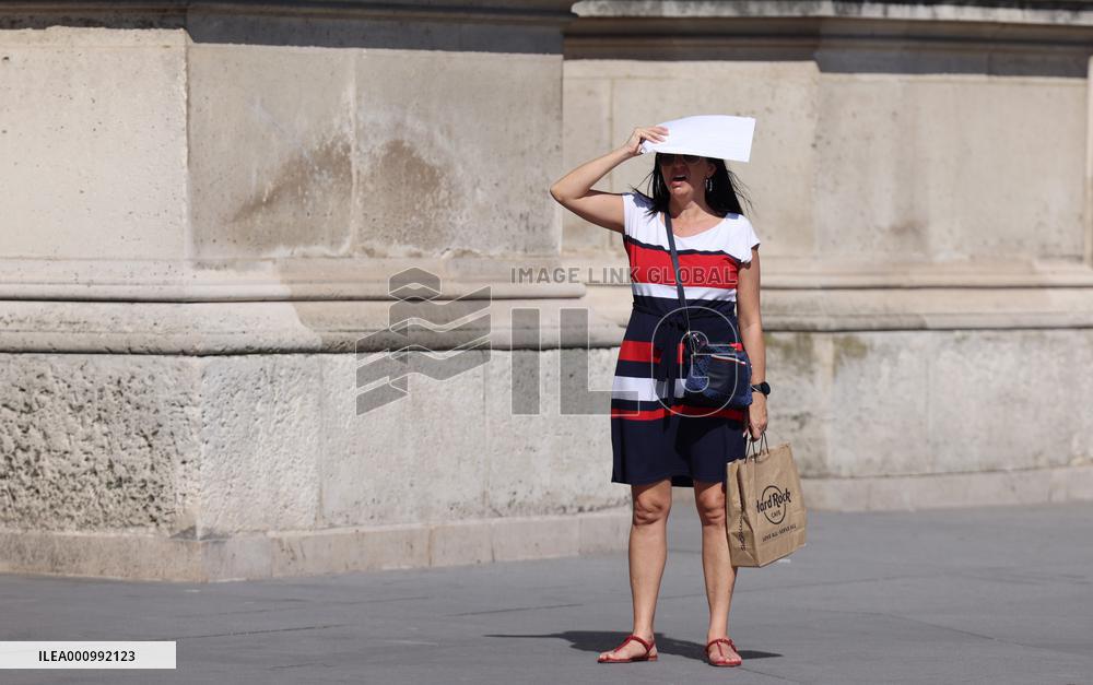 FRANCE-HEATWAVE-DAILY LIFE