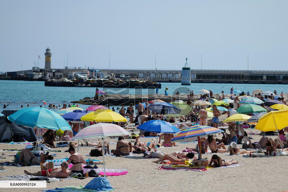 FRANCE-HEATWAVE-DAILY LIFE