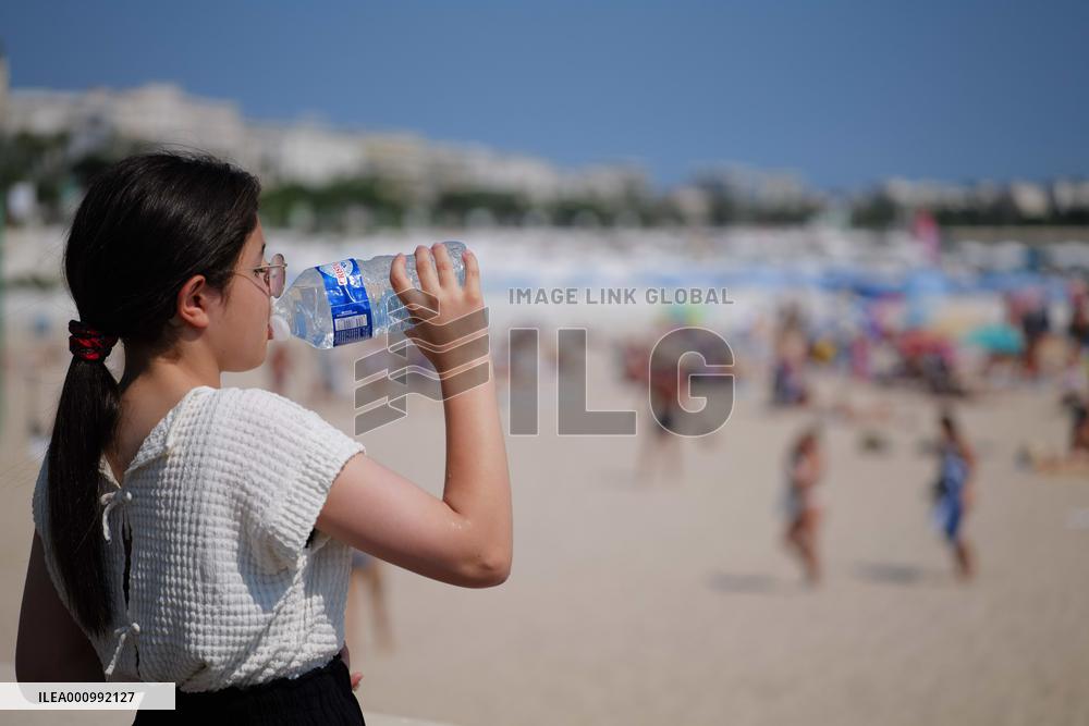 FRANCE-HEATWAVE-DAILY LIFE