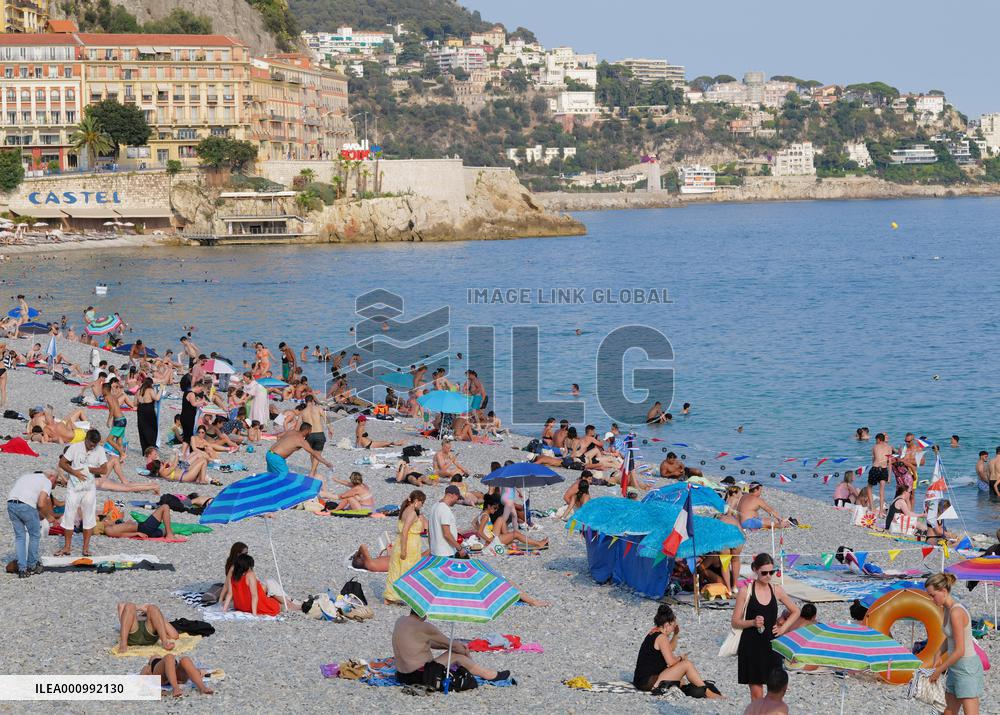 FRANCE-HEATWAVE-DAILY LIFE