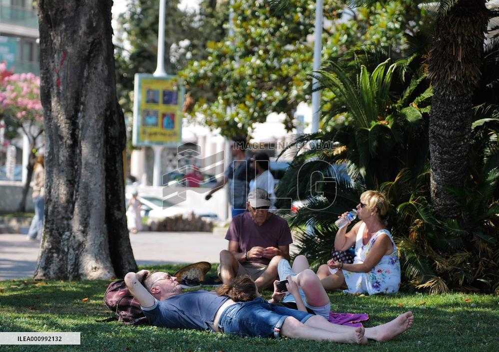 FRANCE-HEATWAVE-DAILY LIFE