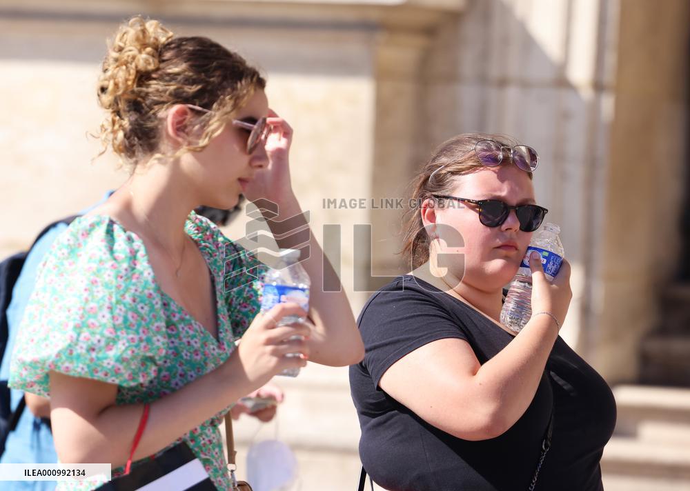 FRANCE-HEATWAVE-DAILY LIFE