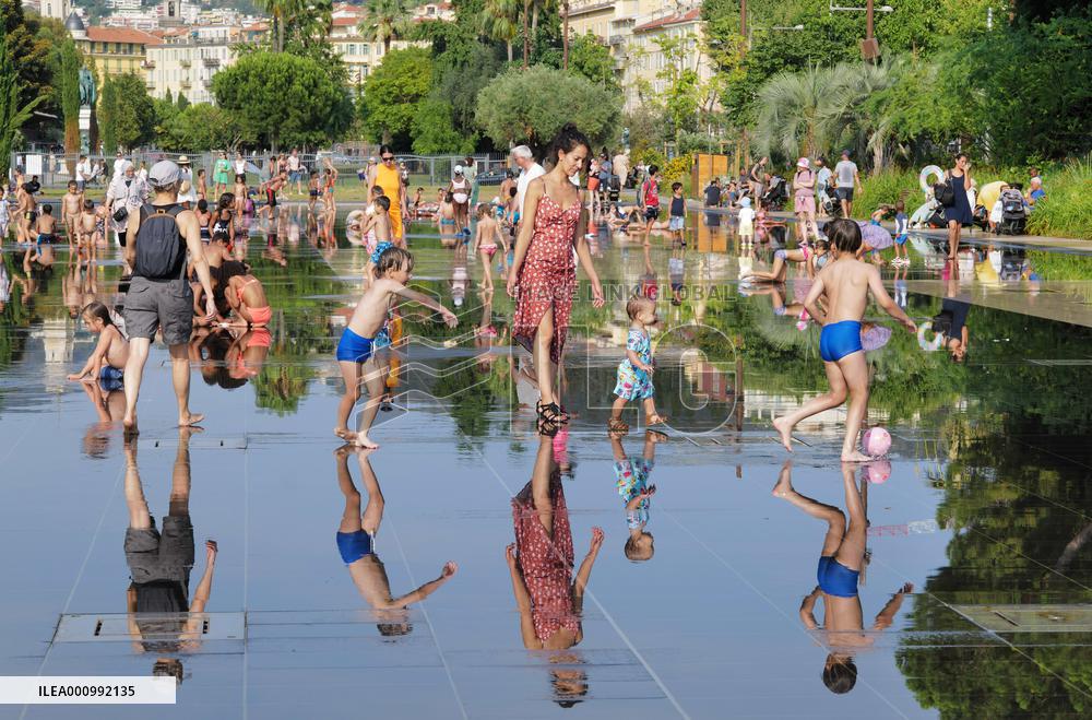 FRANCE-HEATWAVE-DAILY LIFE