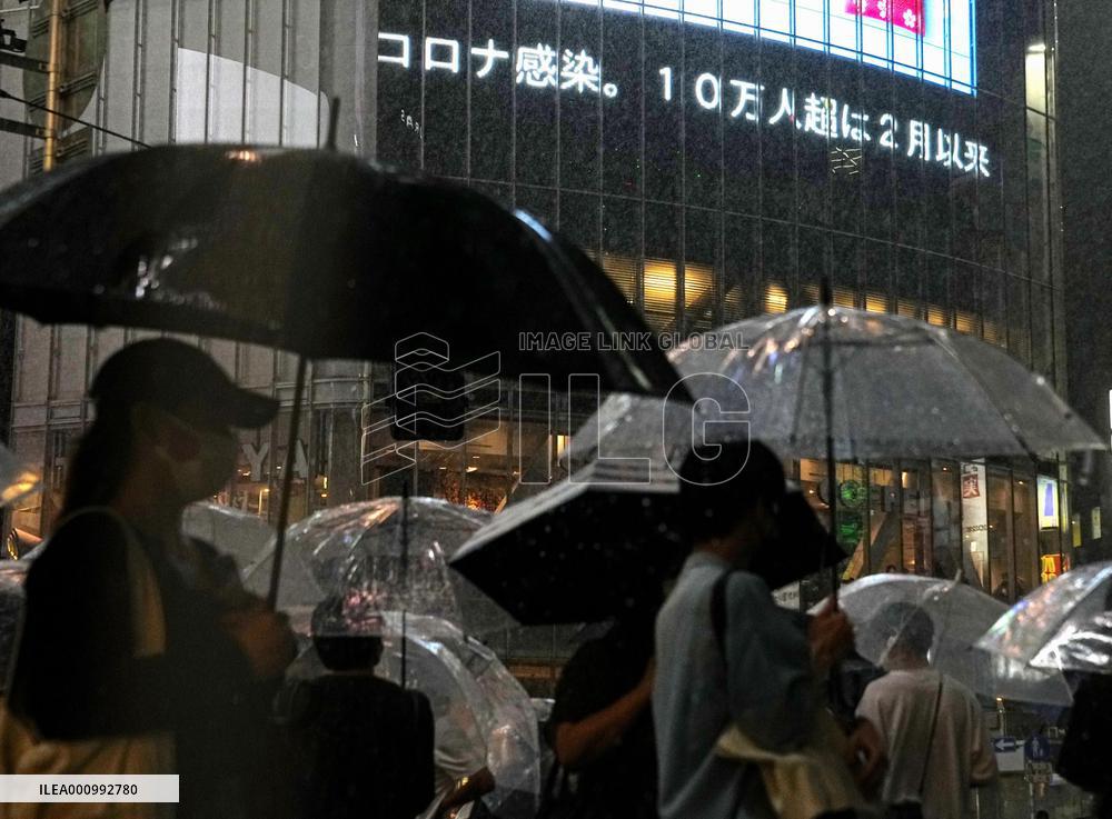 Japan's daily COVID-19 tally tops 100,000