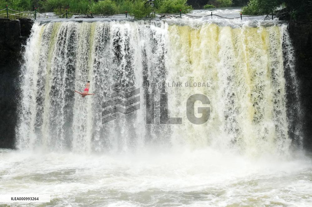 CHINA-HEILONGJIANG-JINGPOHU LAKE-WATERFALL (CN)