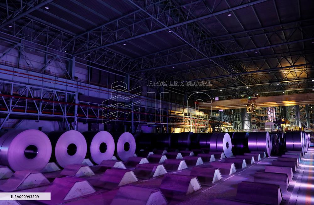 Xinhua Headlines: World's largest carbon trading market mirrors China's green commitment