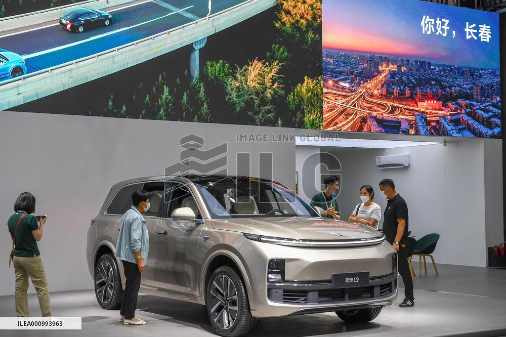 Xinhua Headlines: Global carmakers vie for China's vast auto market