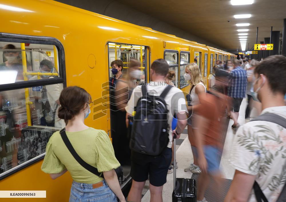 GERMANY-BERLIN-COVID-19-CASES-30 MLN