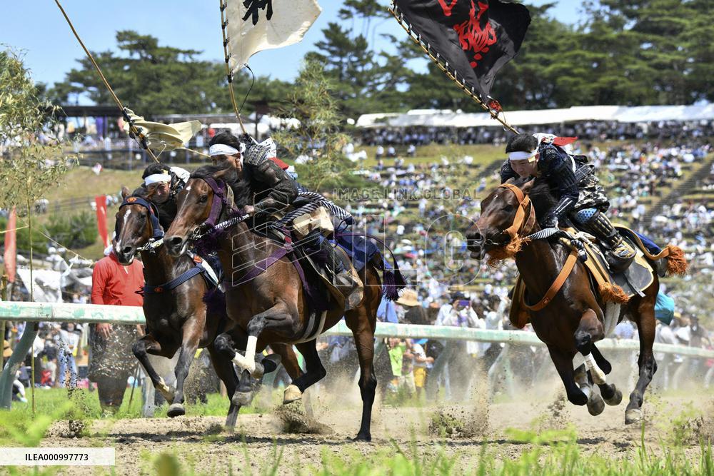 Armored warriors compete in horse race