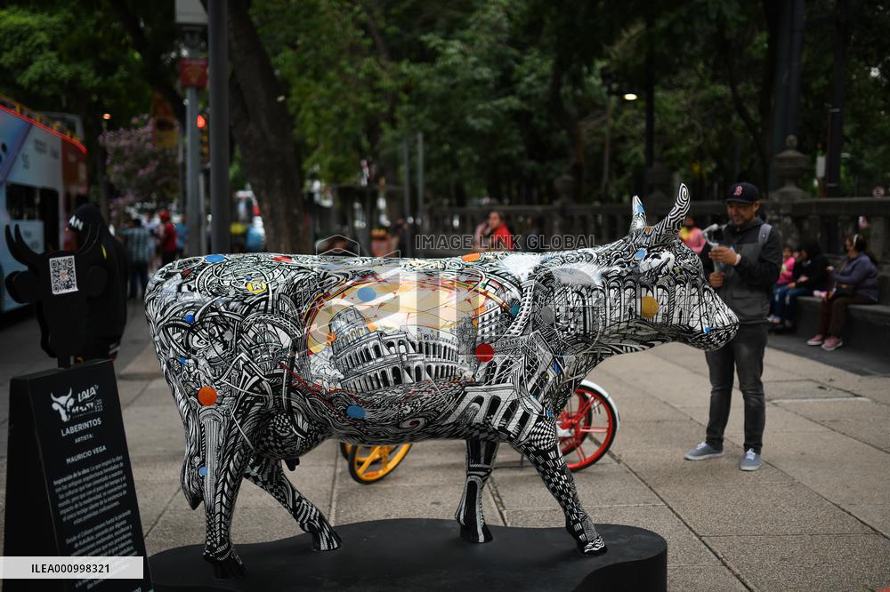 MEXICO-MEXICO CITY-COWPARADE