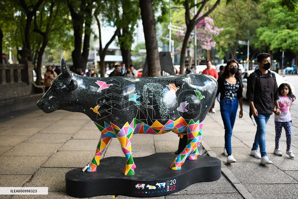 MEXICO-MEXICO CITY-COWPARADE