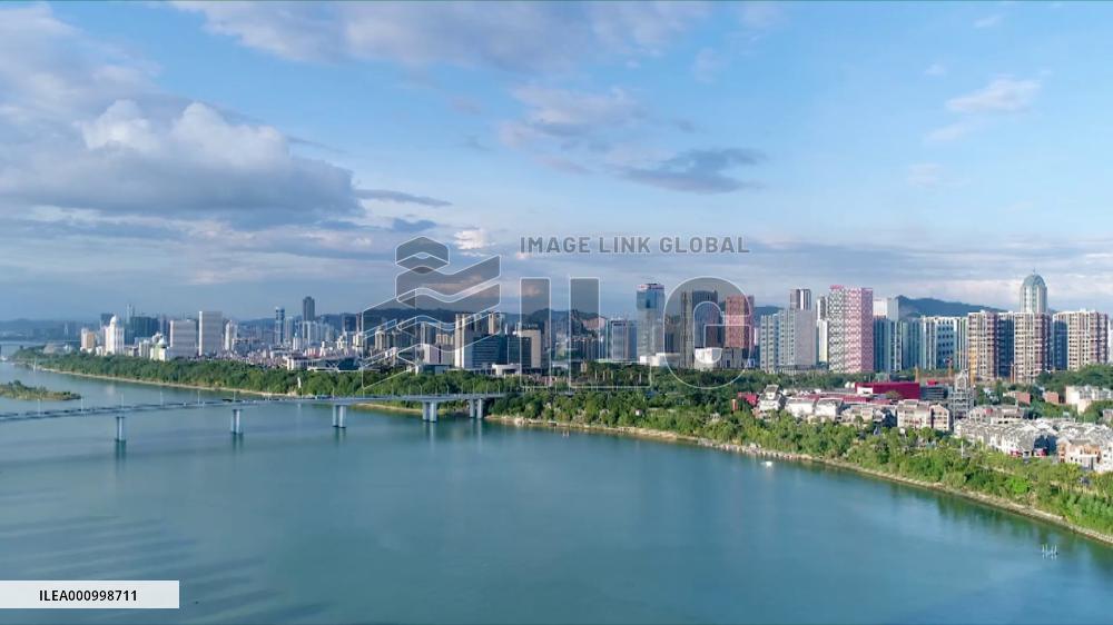 British vlogger witnesses 10-year changes of a Chinese city