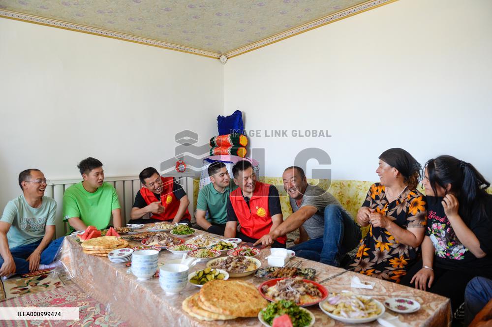 Xinhua Headlines: Teachers' home visits tell growth stories of Xinjiang students