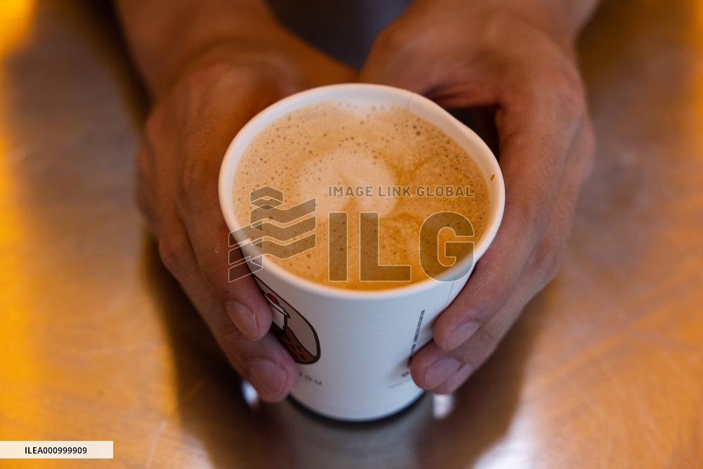 CHINA-SHANGHAI-VISUALLY IMPAIRED BROTHERS-COFFEE SHOP (CN)