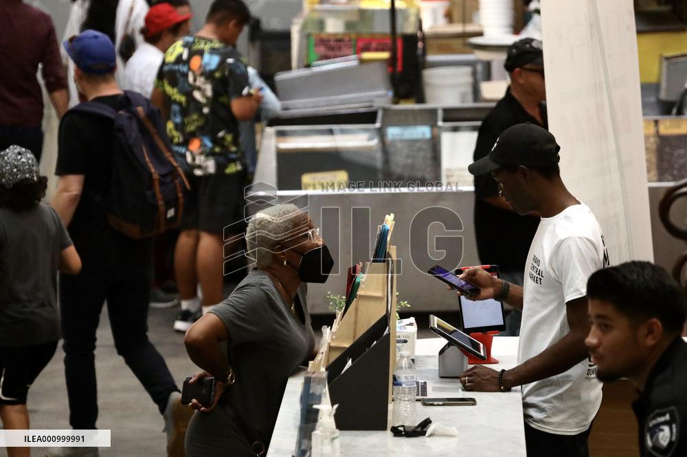 U.S.-LOS ANGELES-COVID-19-MASK MANDATE-DROPPING