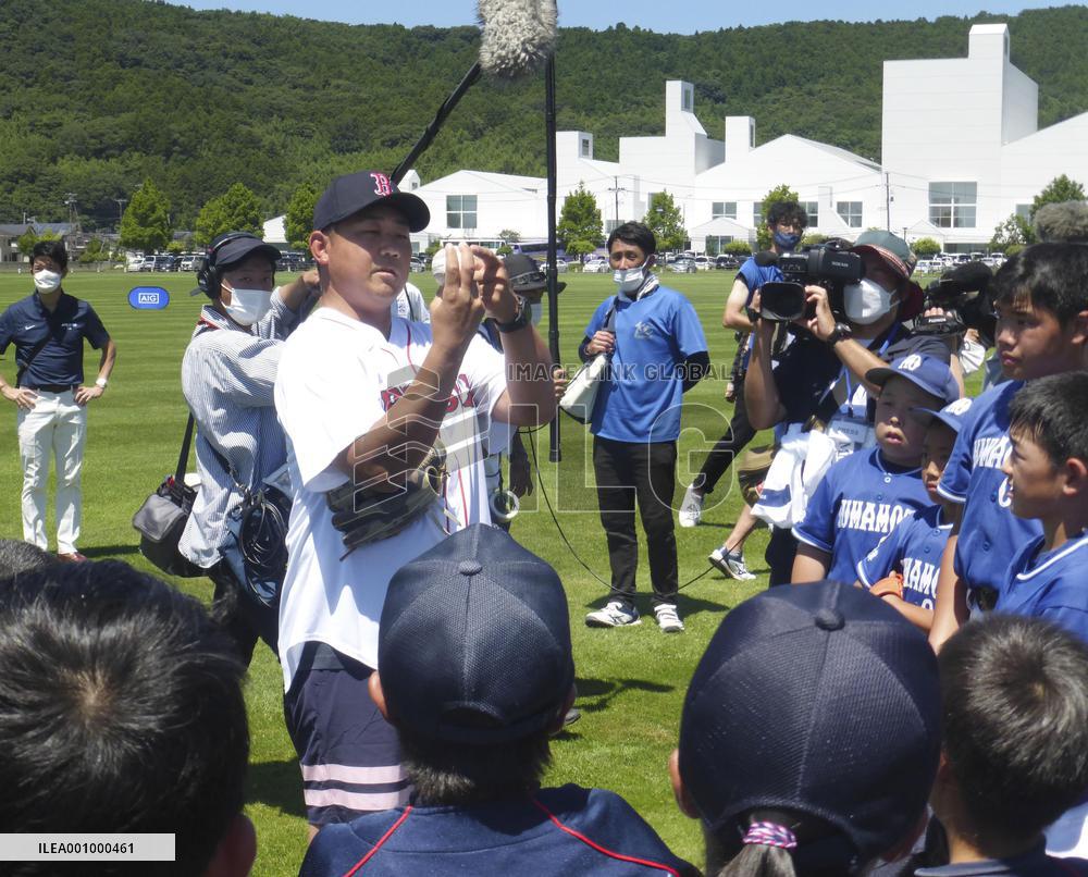 Baseball: Daisuke Matsuzaka coaches children