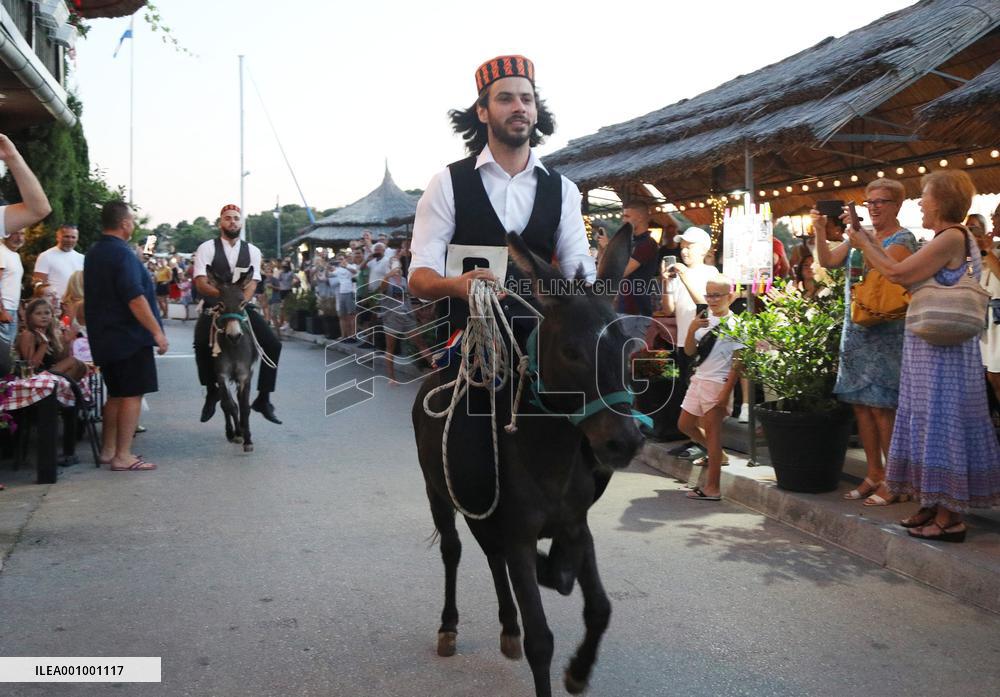 (SP)CROATIA-TRIBUNJ-DONKEY RACE