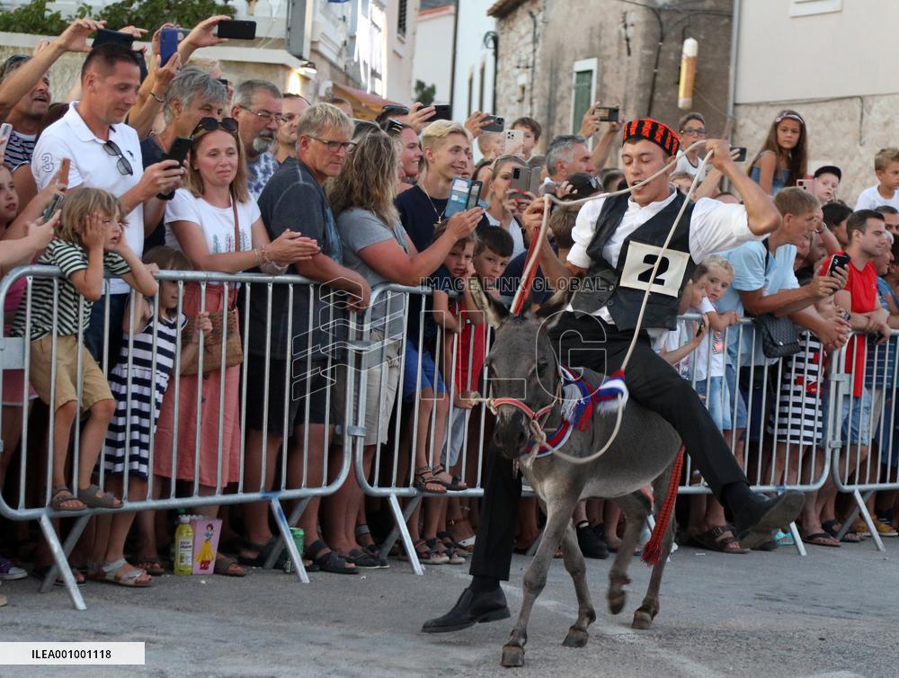 (SP)CROATIA-TRIBUNJ-DONKEY RACE