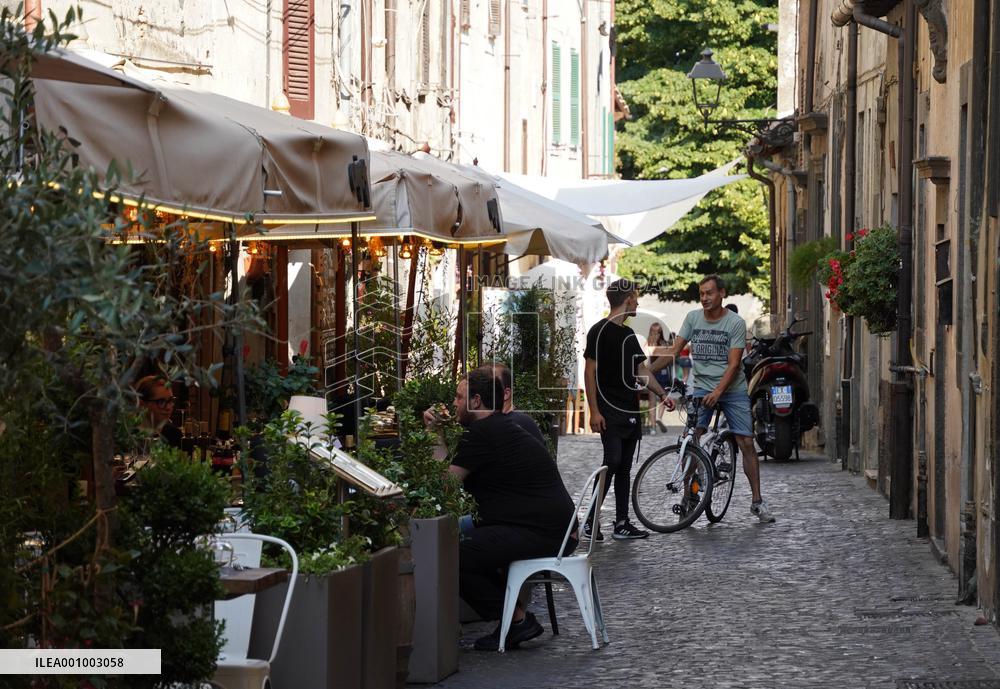 ITALY-BRACCIANO-SUMMER-DAILY LIFE