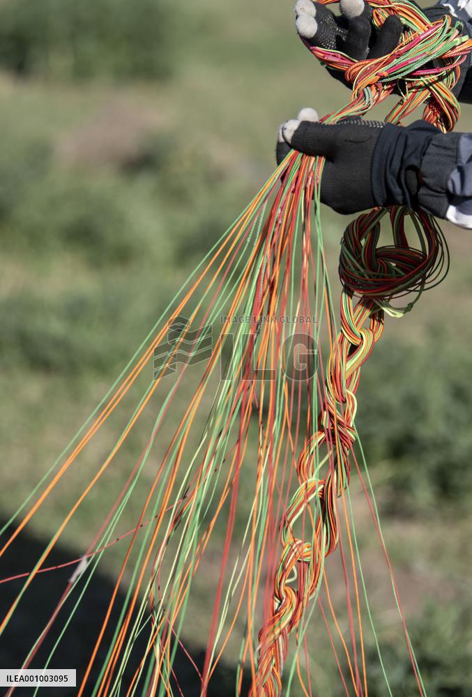 (SP)CHINA-XINJIANG-OUTDOOR SPORTS-PARAGLIDING