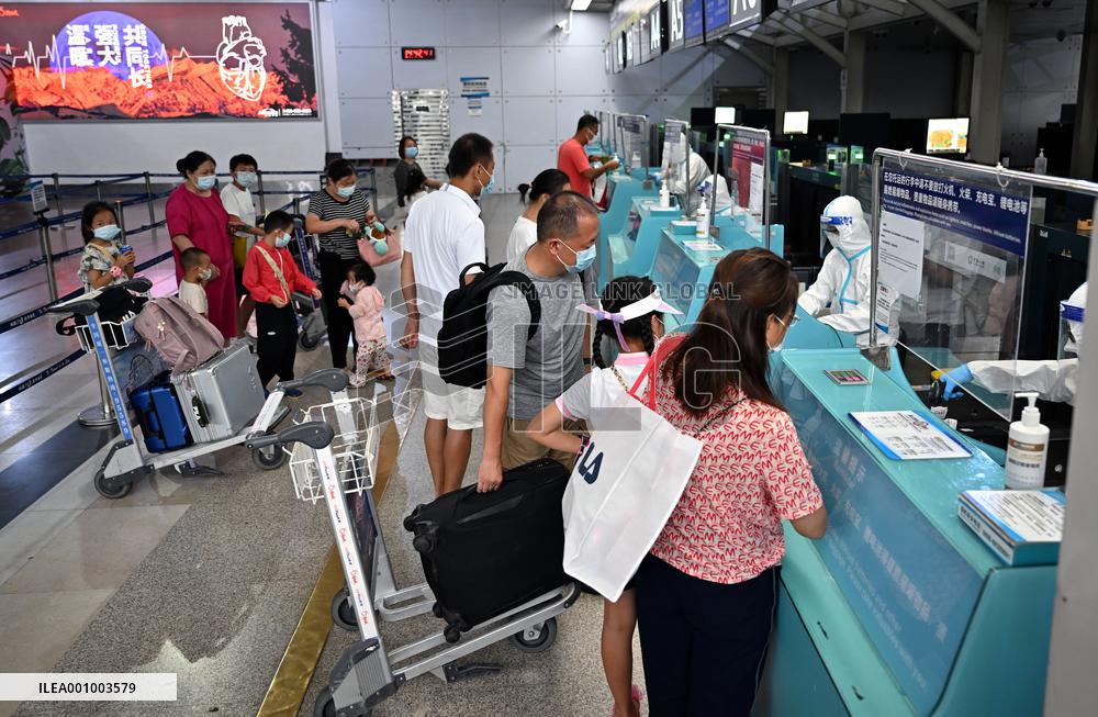 CHINA-HAINAN-SANYA-STRANDED TOURISTS-RETURN (CN)