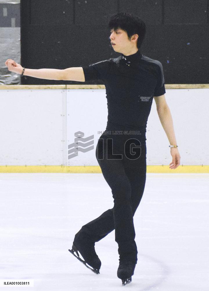 Figure skating: Hanyu practices in front of media