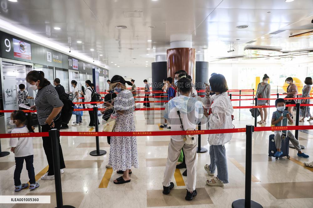 CHINA-HAINAN-STRANDED TOURISTS-RETURN (CN)