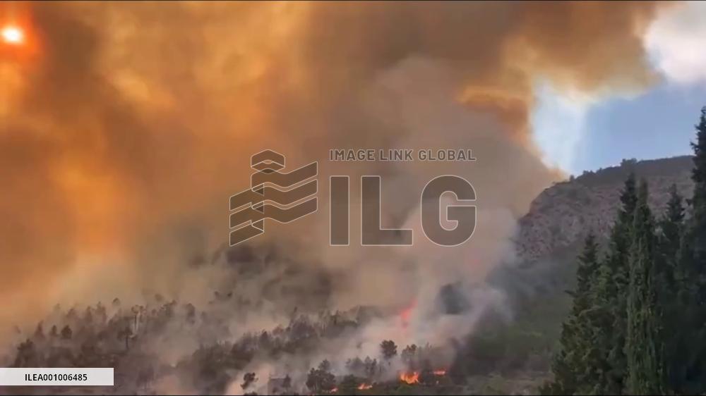 Raging wildfire evacuates 2,000 people in Spain