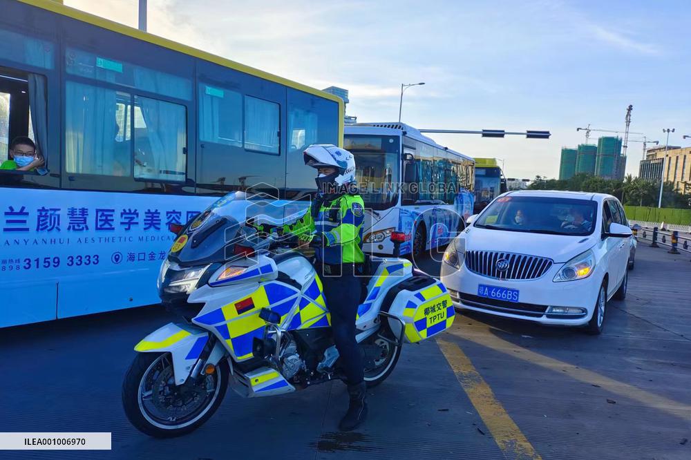 CHINA-HAINAN-HAIKOU-SERVICE TEAM-STRANDED TOURISTS-RETURN (CN)